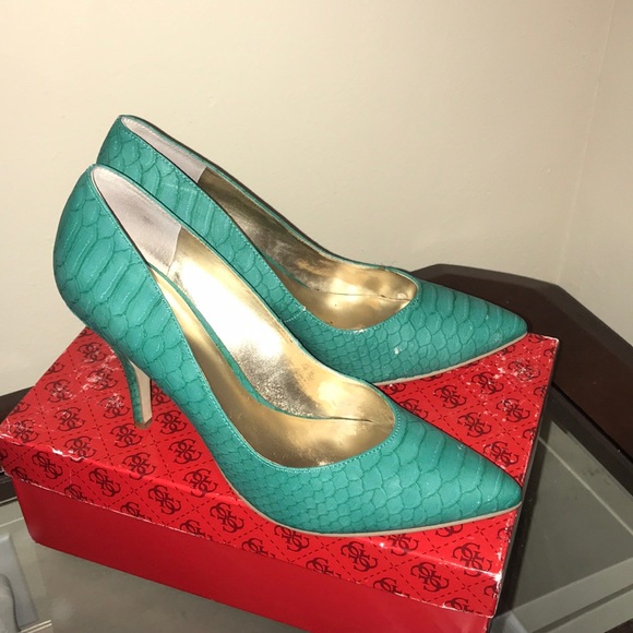 Guess Shoes - Guess green pumps